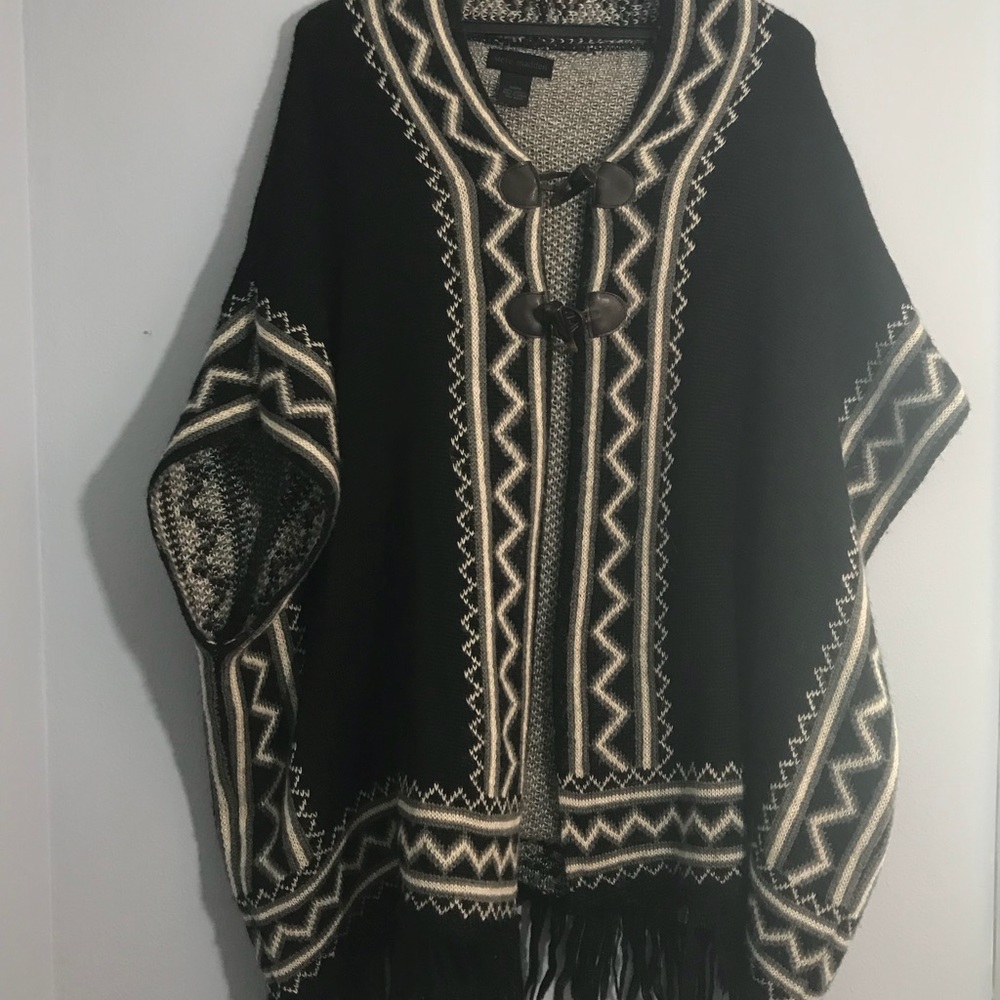 Steve Madden black and white Aztec design poncho